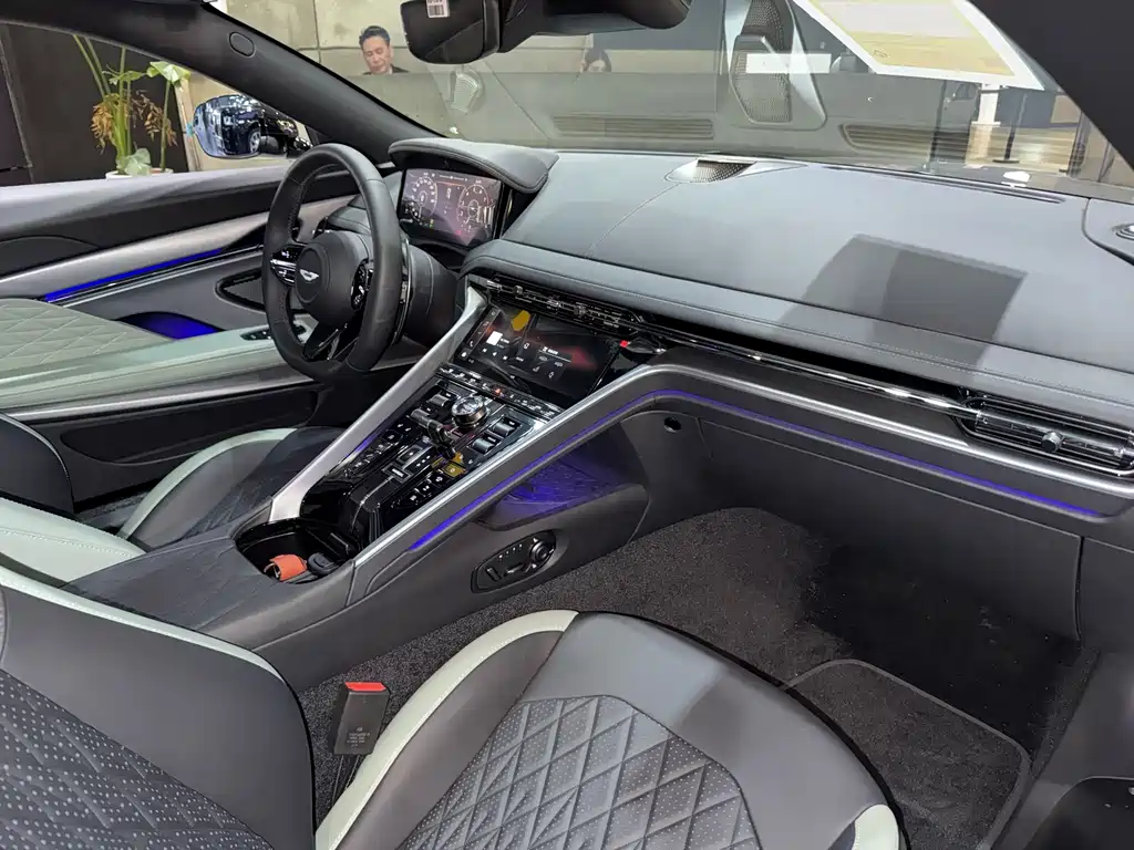 Aston Martin DB12 — миниатюра 16
