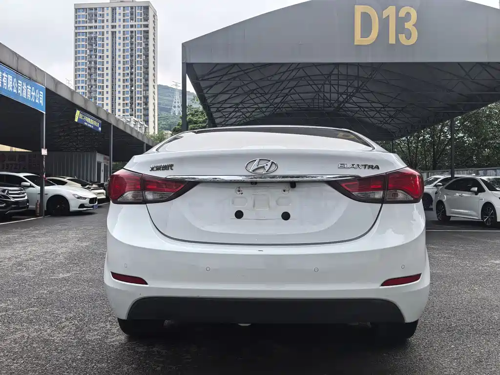 Hyundai Elantra 2016 1.6L AT Luxury