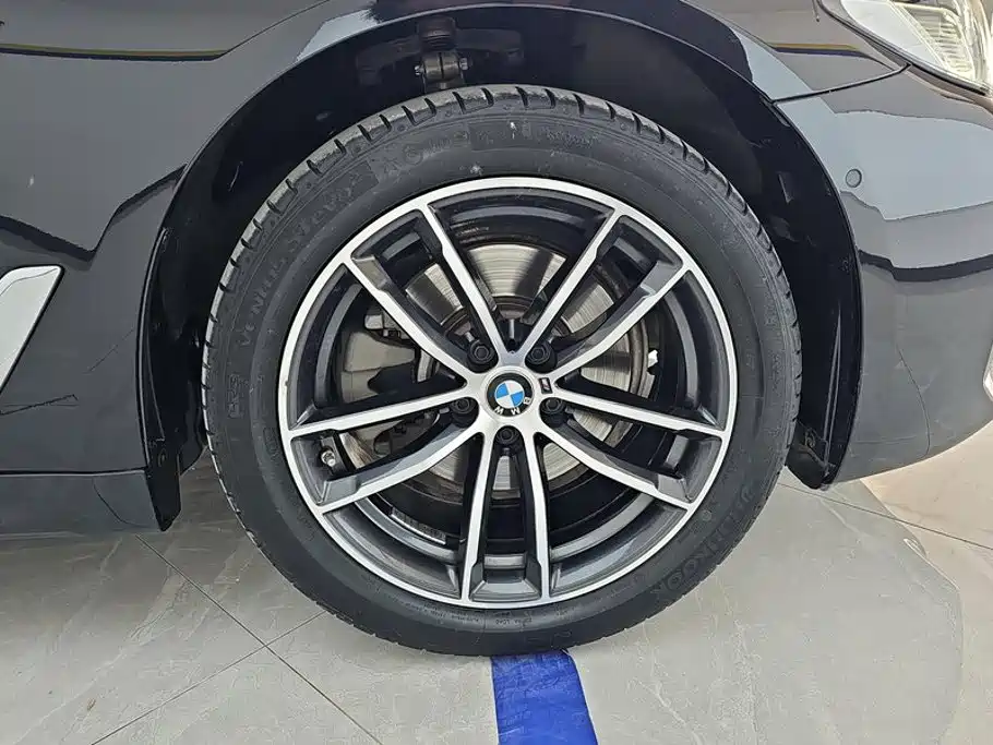 BMW 5 Series — миниатюра 6