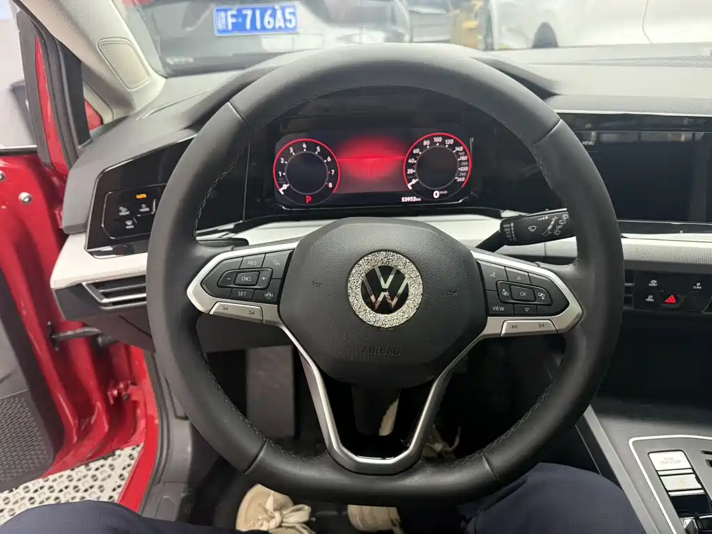 VOLKSWAGEN GOLF