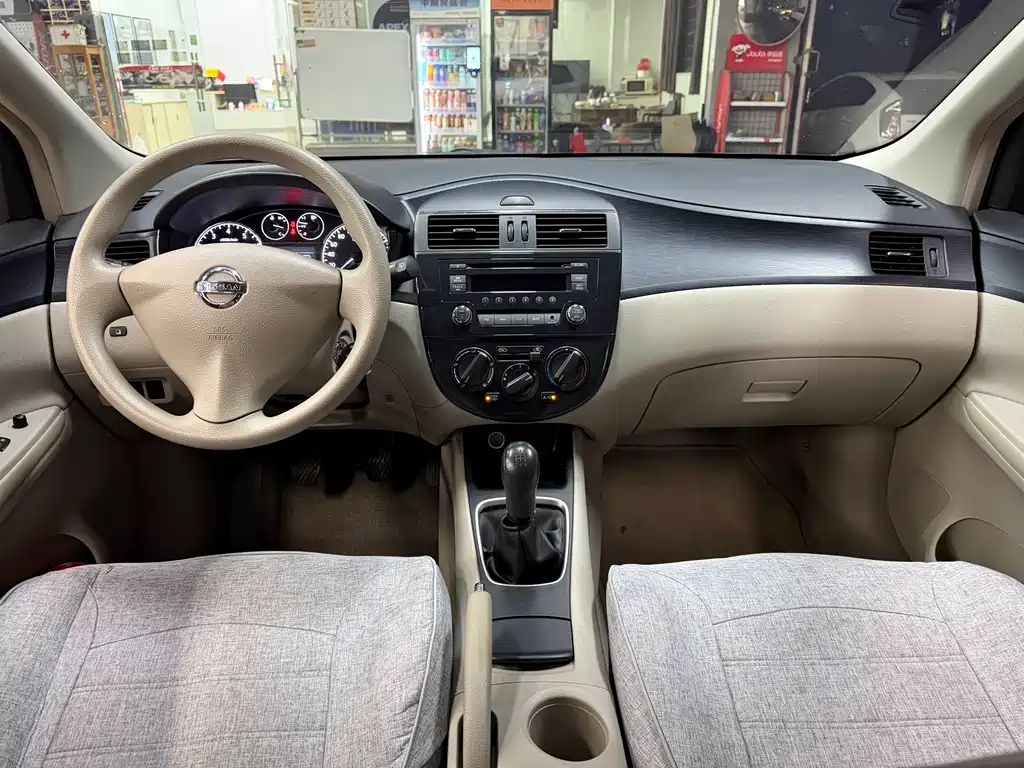 Nissan Tiida 2011 1.6L MT Comfort
