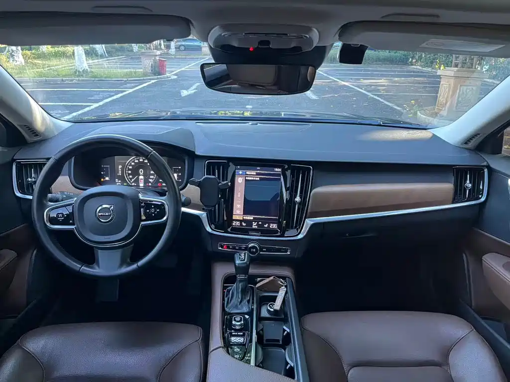 VOLVO S90