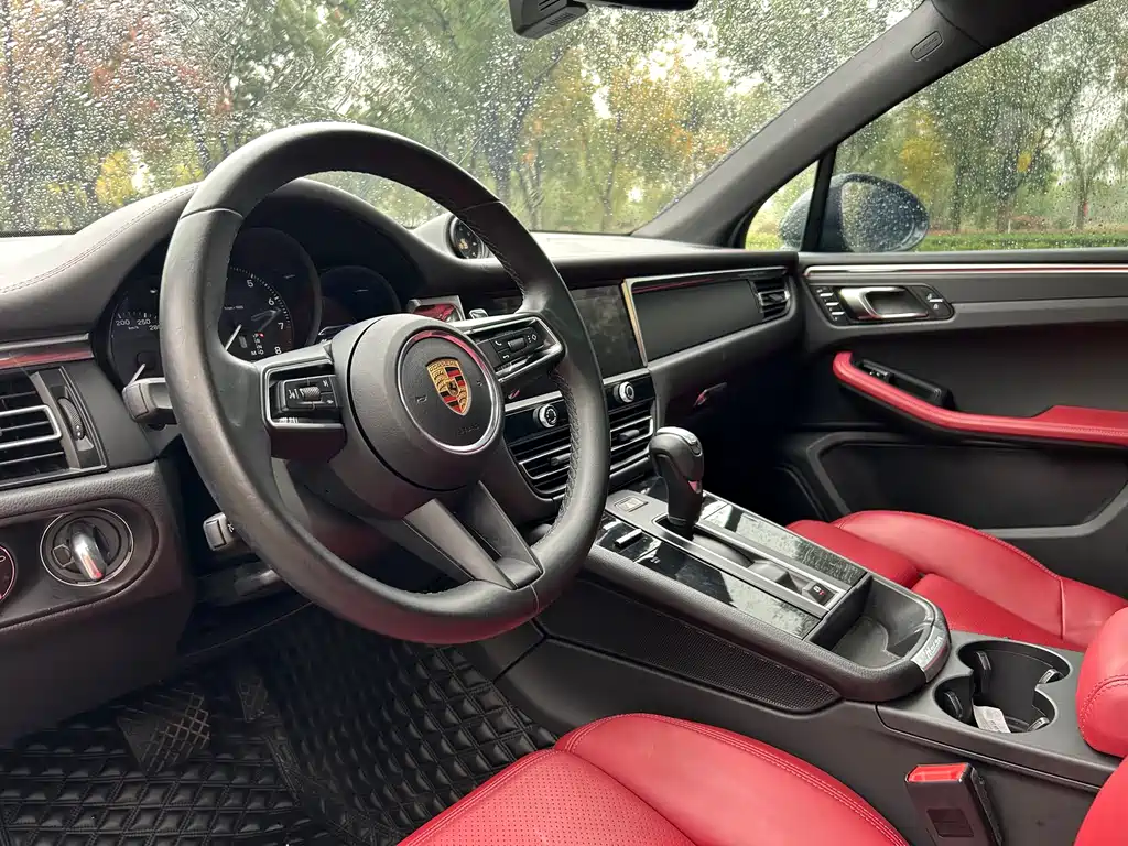 PORSCHE MACAN