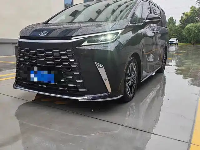 Lexus LM