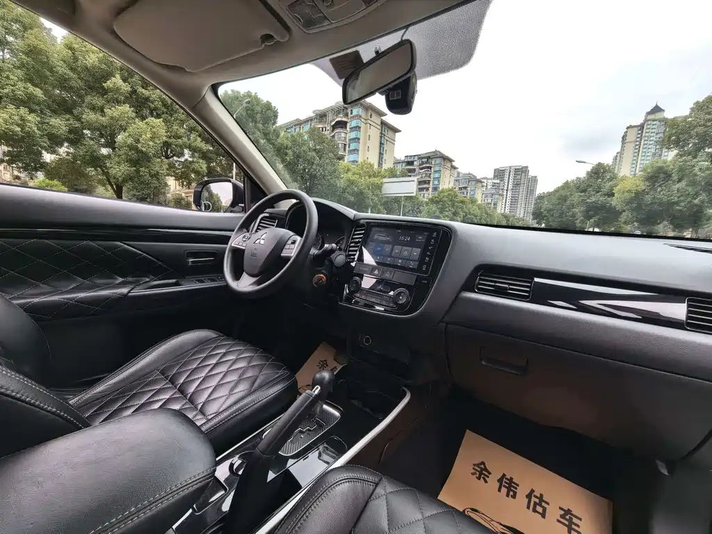 MITSUBISHI OUTLANDER