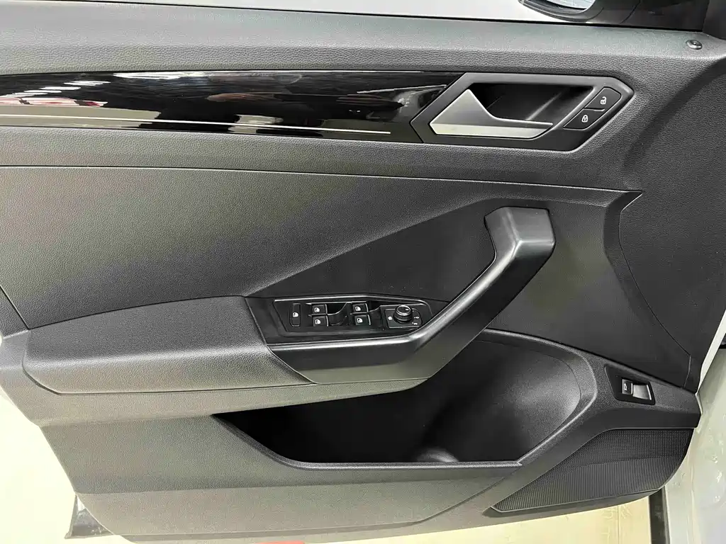 Volkswagen T-Roc — миниатюра 8