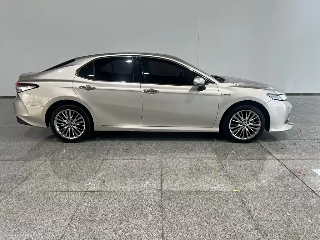 Toyota Camry — миниатюра 3