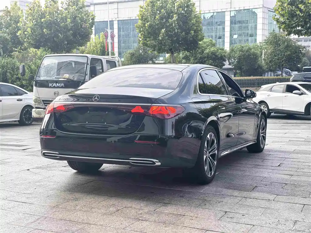 Mercedes-Benz E-Class — миниатюра 7