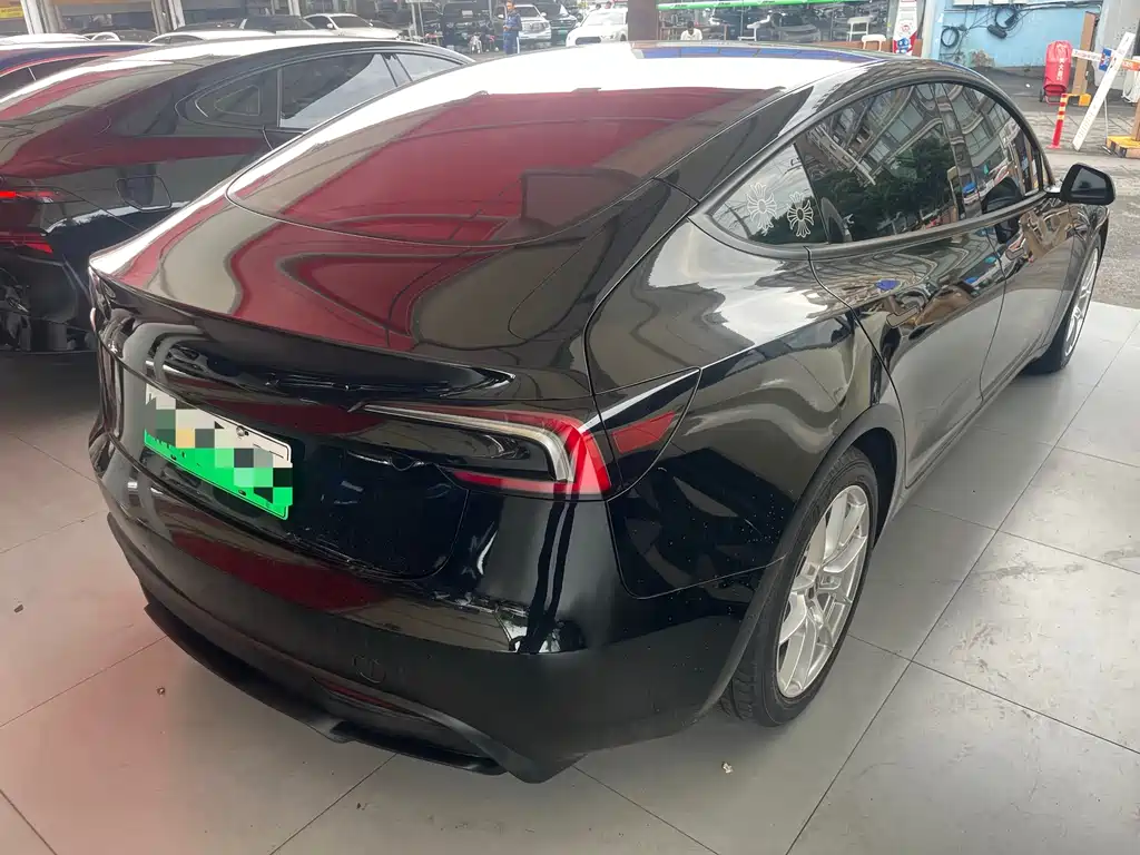 Tesla Model 3 — миниатюра 7