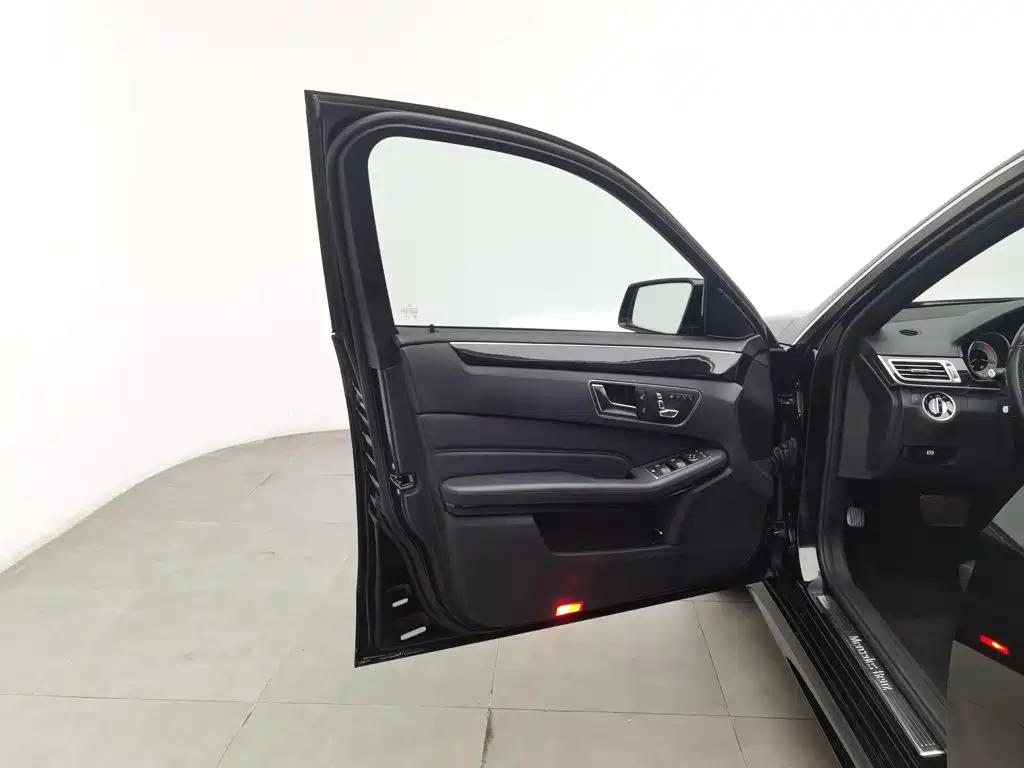 Mercedes-Benz E-Class — миниатюра 8