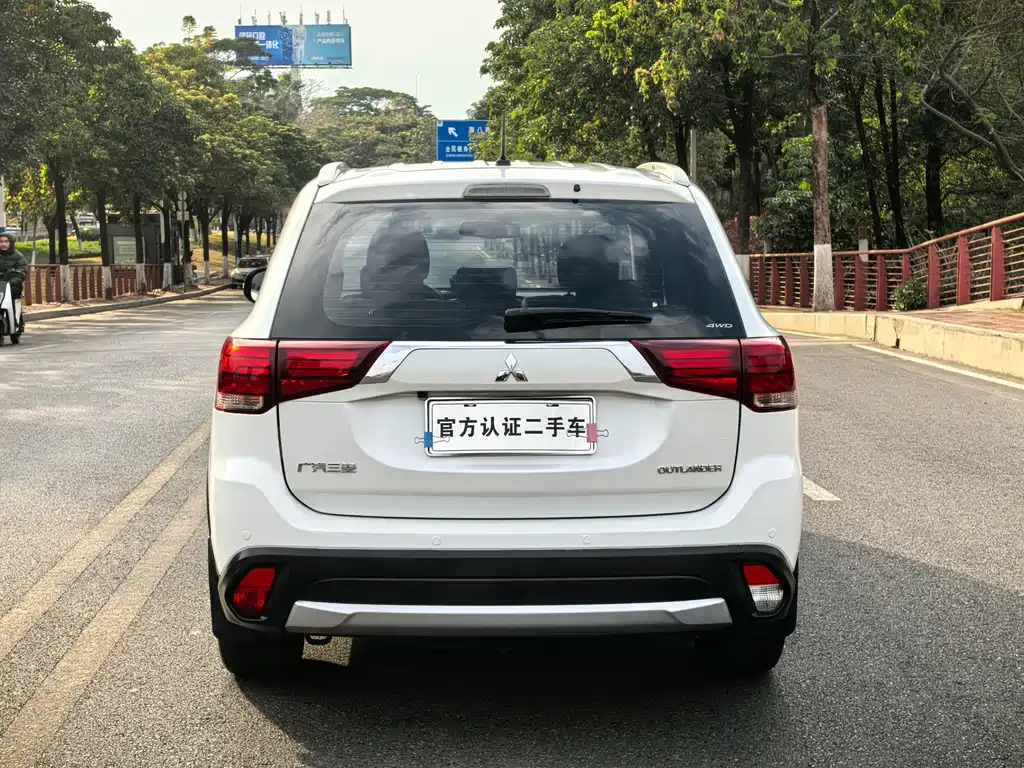 MITSUBISHI OUTLANDER