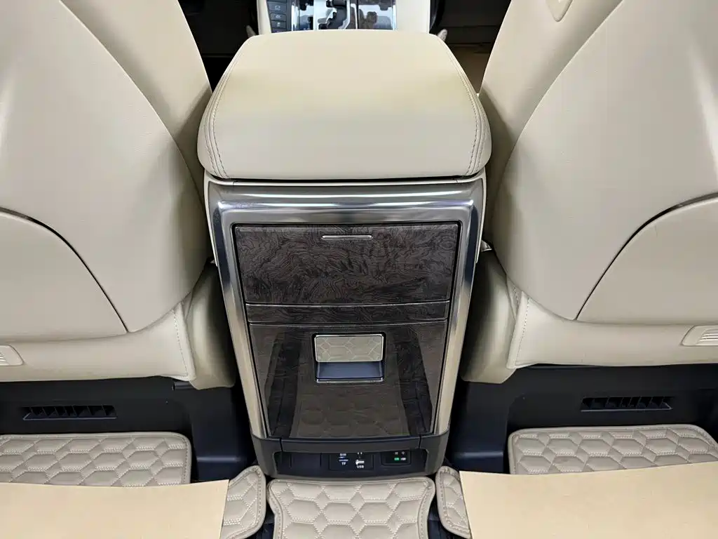 Toyota Alphard — миниатюра 25