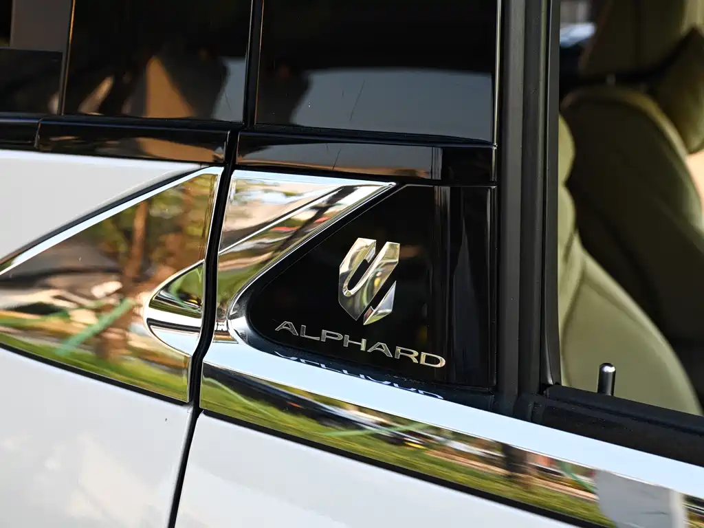 Toyota Alphard — миниатюра 24