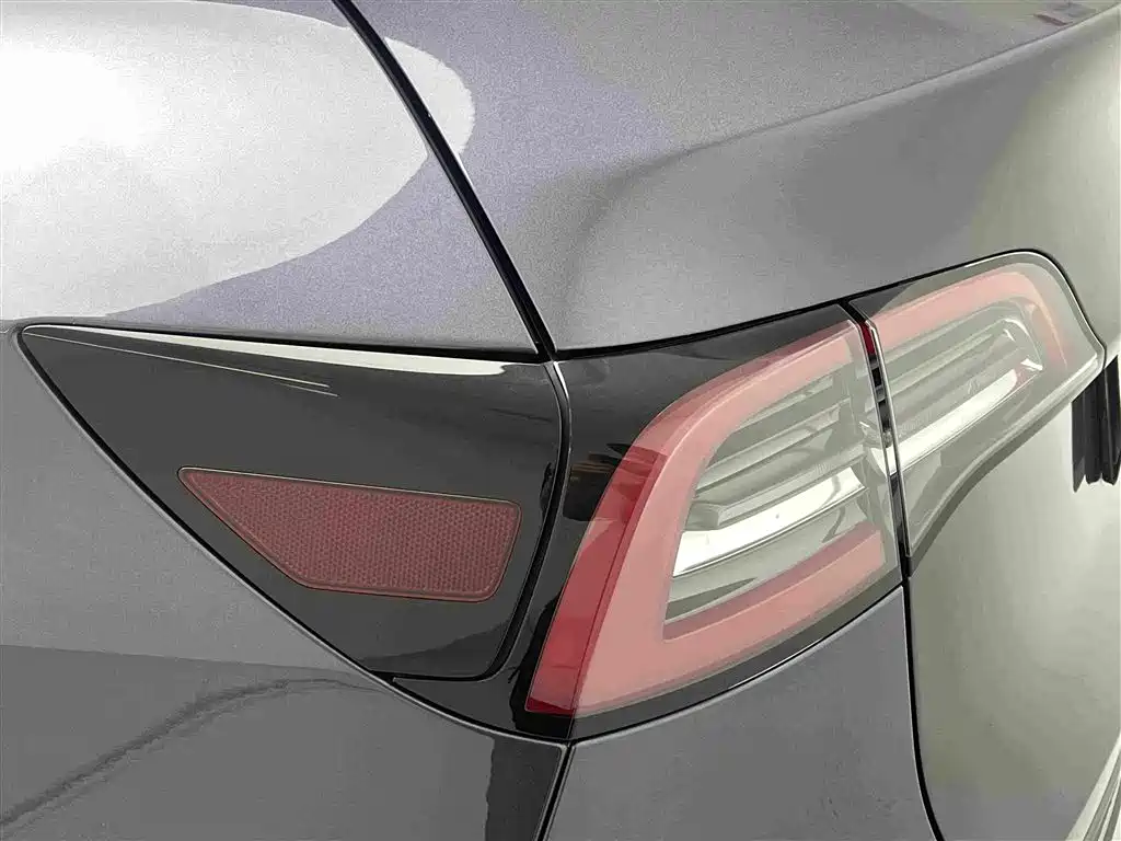 Tesla Model Y — миниатюра 15