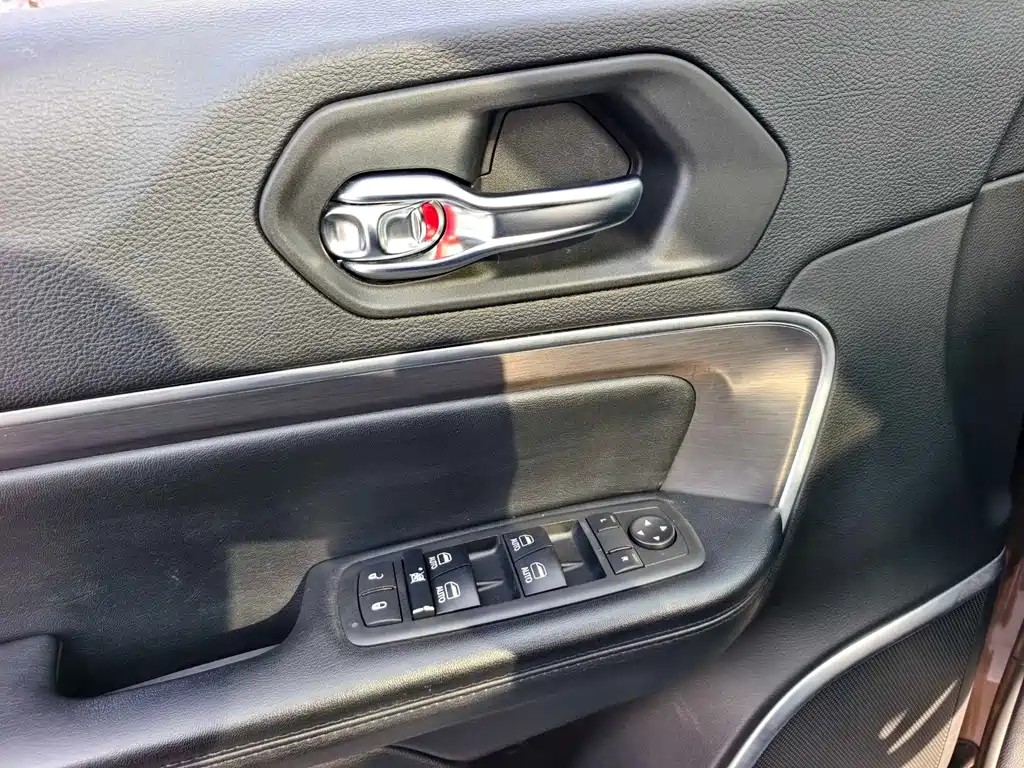 JEEP GRAND COMMANDER