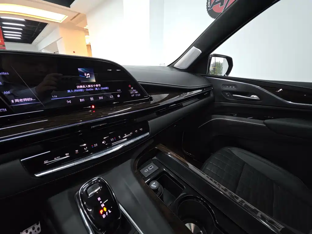Cadillac Escalade — миниатюра 14