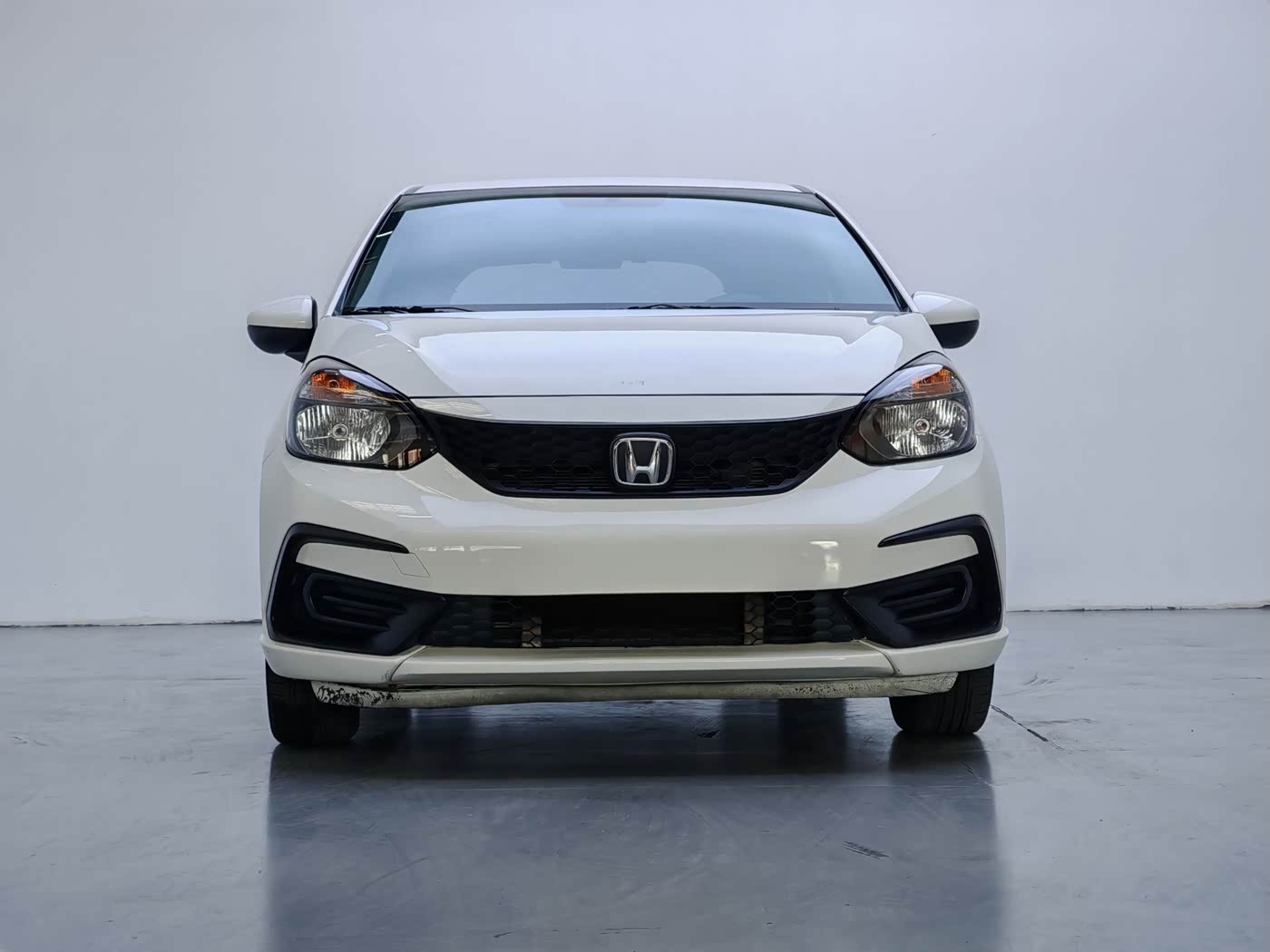 Honda Fit 1.5 л 2022 г. Белый, пробег 50000 км