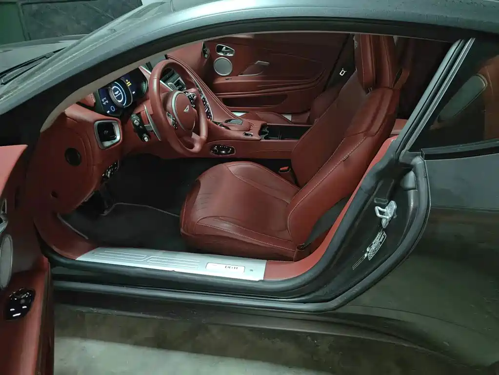 Aston Martin DB11 — миниатюра 4