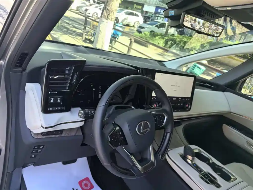 Lexus LM 2025 500h мест