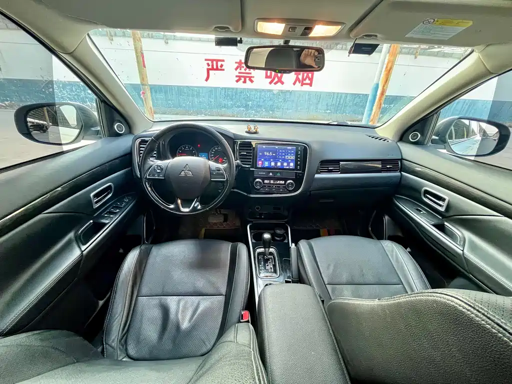 MITSUBISHI OUTLANDER