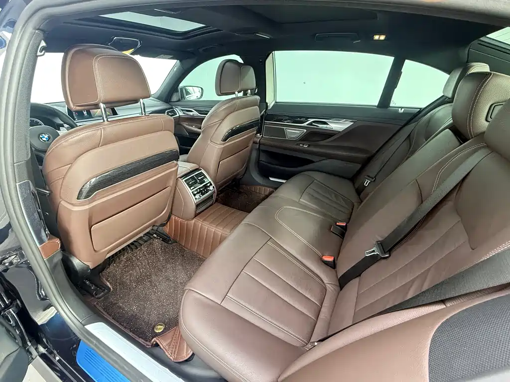 BMW 7 Series — миниатюра 10