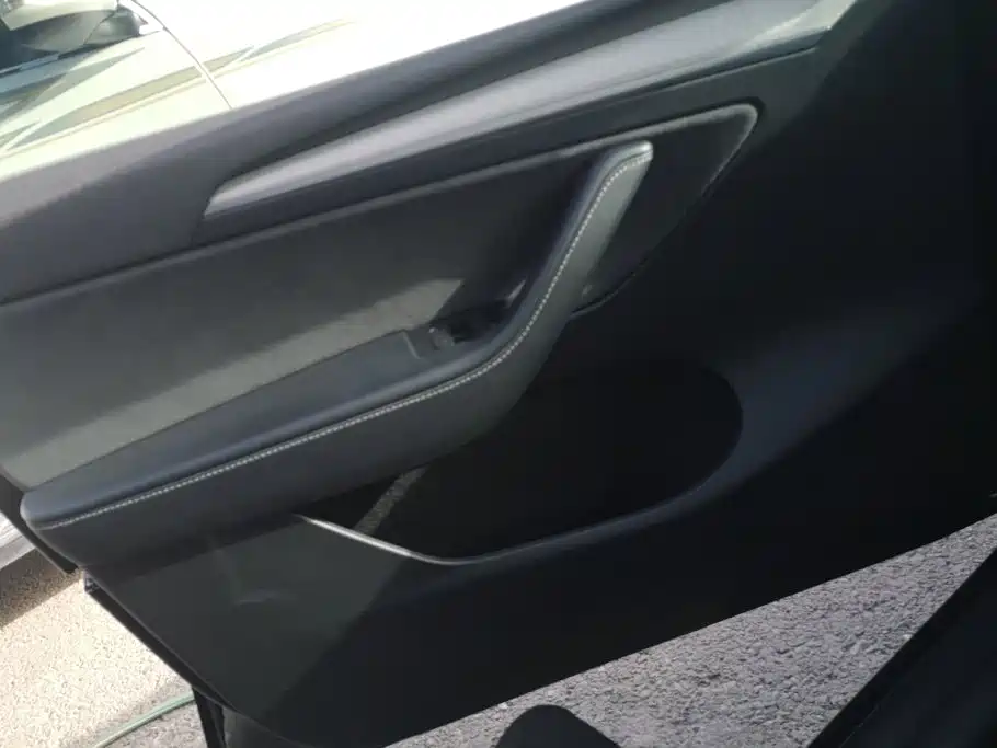 Tesla Model Y — миниатюра 7