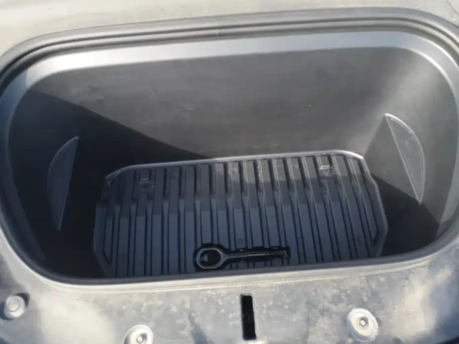 Tesla Model Y — миниатюра 10