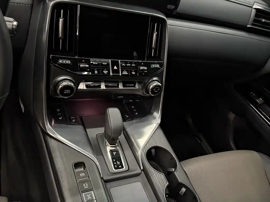 Lexus LX — миниатюра 4