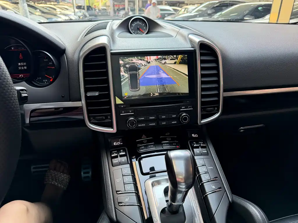 Porsche Cayenne — миниатюра 8
