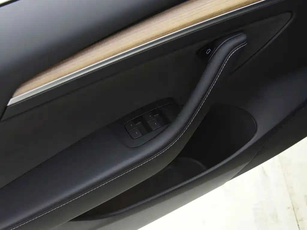 Tesla Model 3 — миниатюра 8