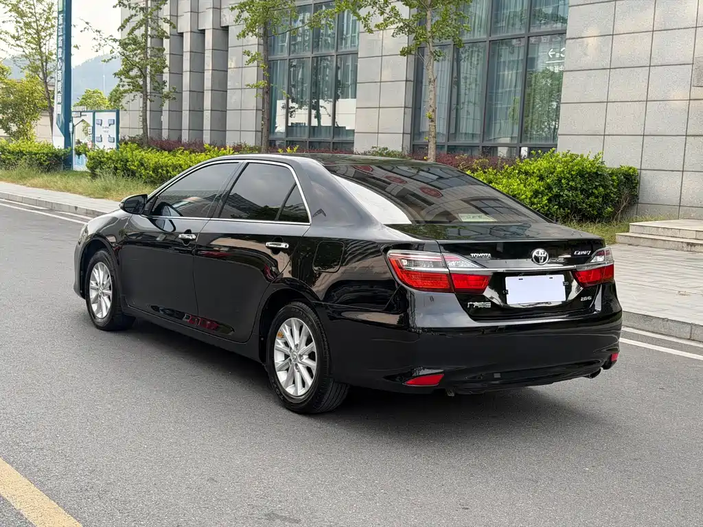 Toyota Camry — миниатюра 5