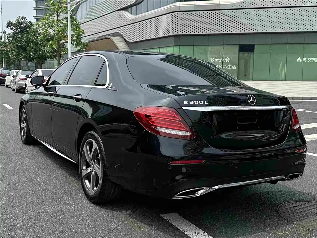 Mercedes-Benz E-Class — миниатюра 9