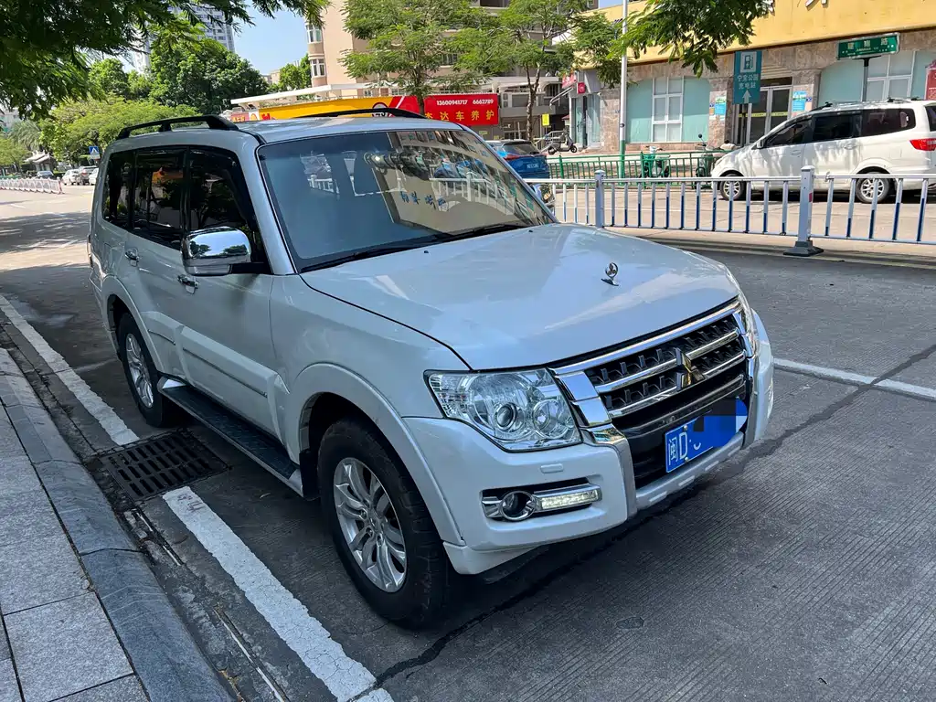 Mitsubishi Pajero (Import) — миниатюра 3