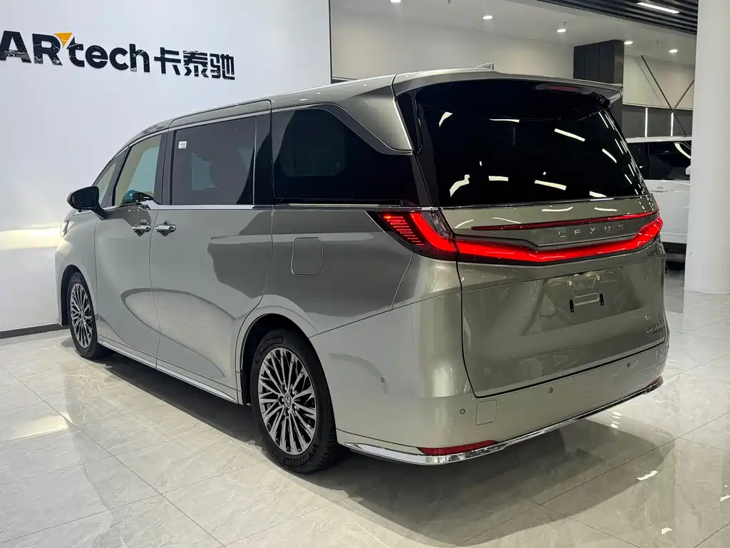 Lexus LM 2023 500h мест