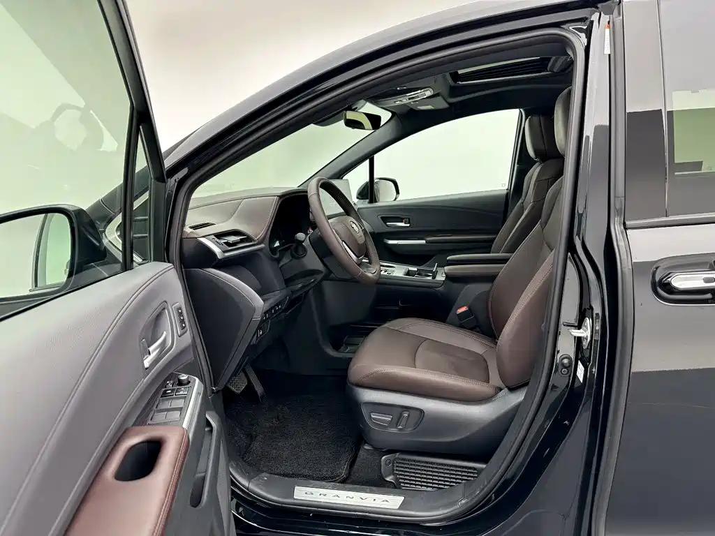 Toyota Granvia — миниатюра 17