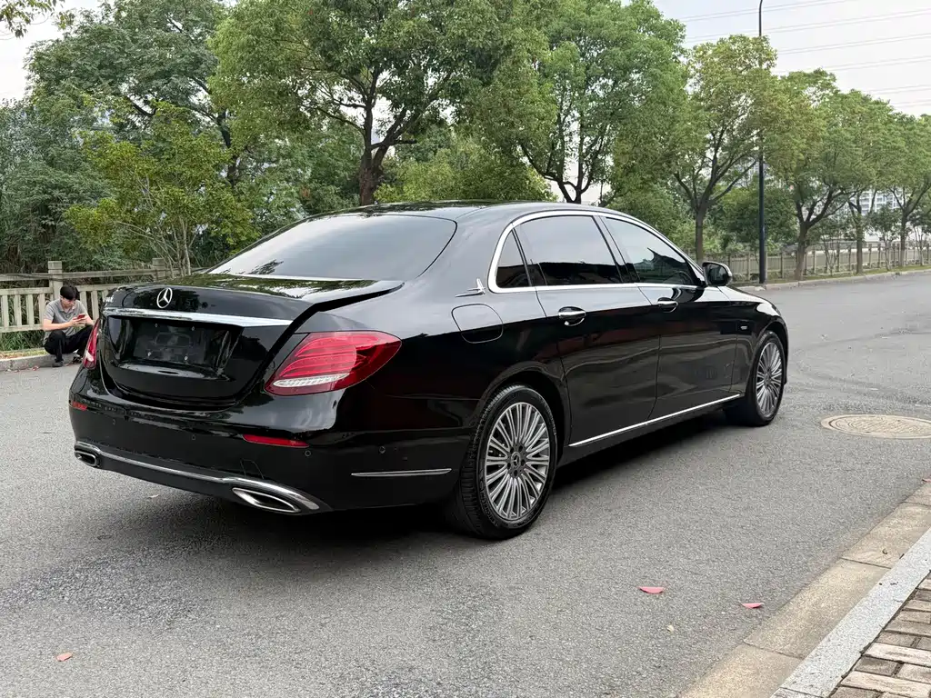 Mercedes-Benz E-Class — миниатюра 13