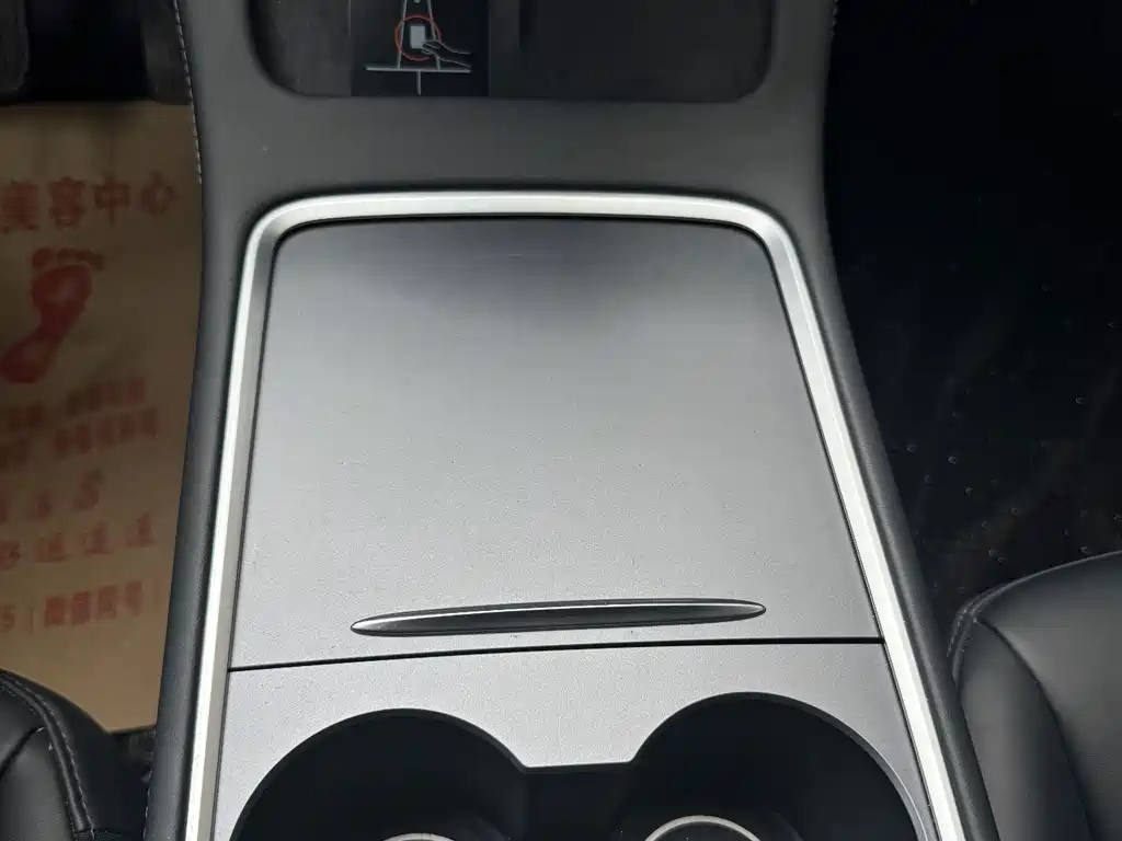 Tesla Model Y — миниатюра 18