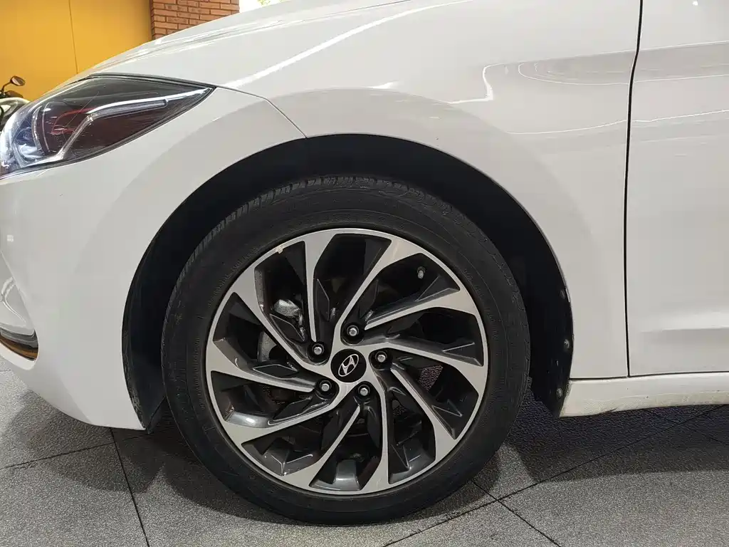 Hyundai Elantra — миниатюра 15
