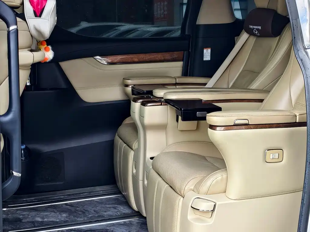 Toyota Alphard — миниатюра 5
