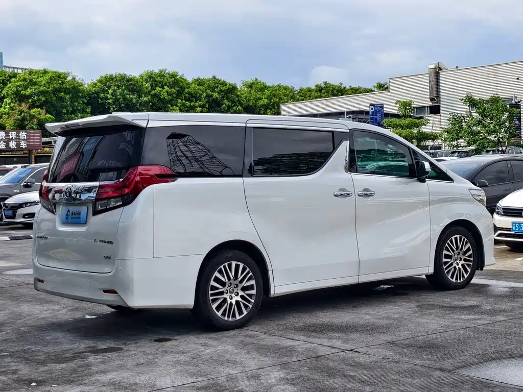 Toyota Alphard — миниатюра 9