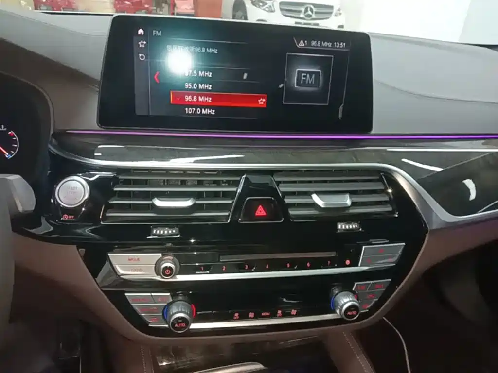 BMW 5 Series — миниатюра 13