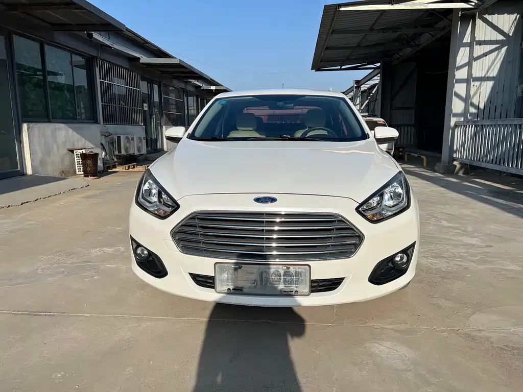 Ford Escort 2015 1.5L MT Comfort