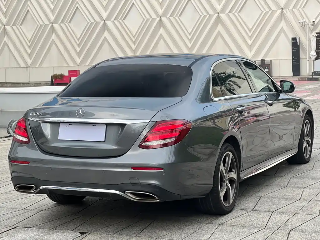 Mercedes-Benz E-Class — миниатюра 6