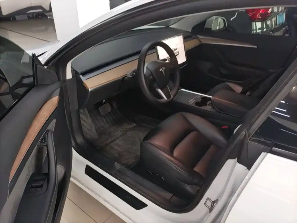 Tesla Model 3 — миниатюра 16