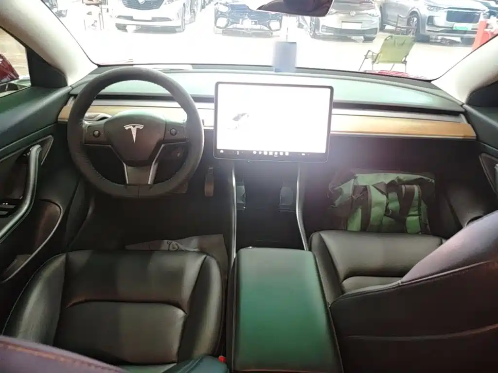 Tesla Model 3 — миниатюра 10