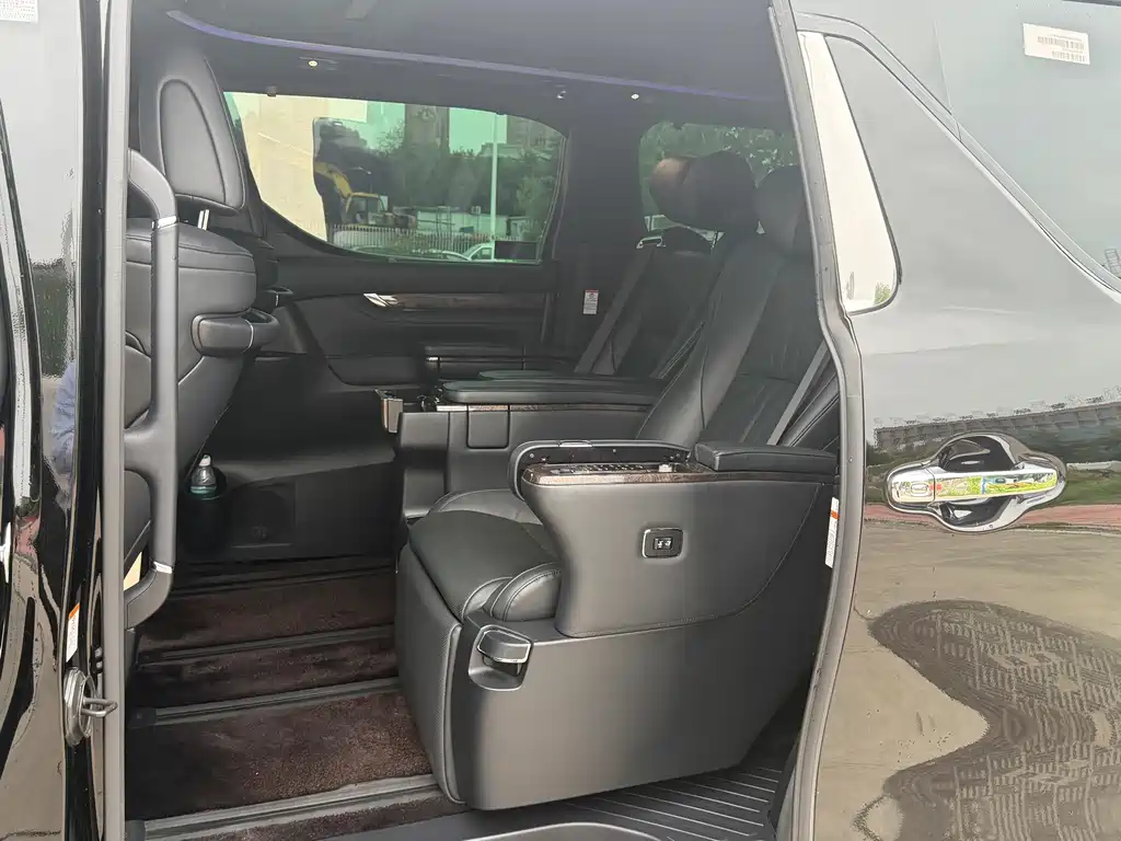 Toyota Alphard — миниатюра 15
