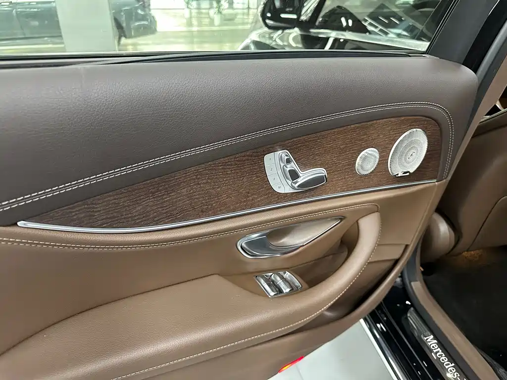 Mercedes-Benz E-Class — миниатюра 11