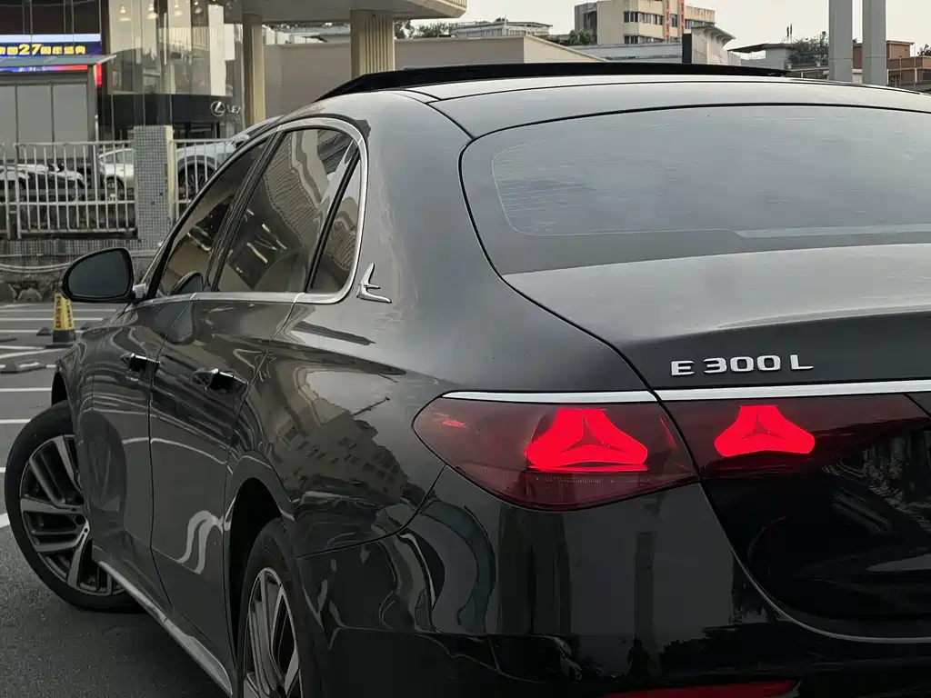 Mercedes-Benz E-Class — миниатюра 6
