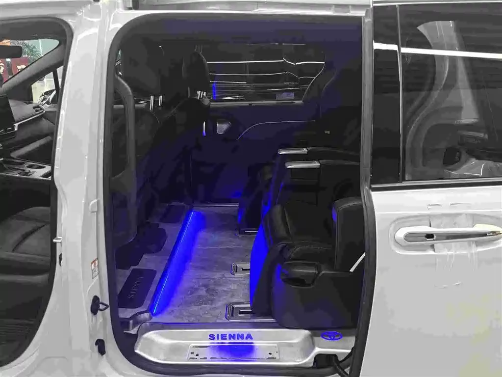 Toyota Sienna — миниатюра 8