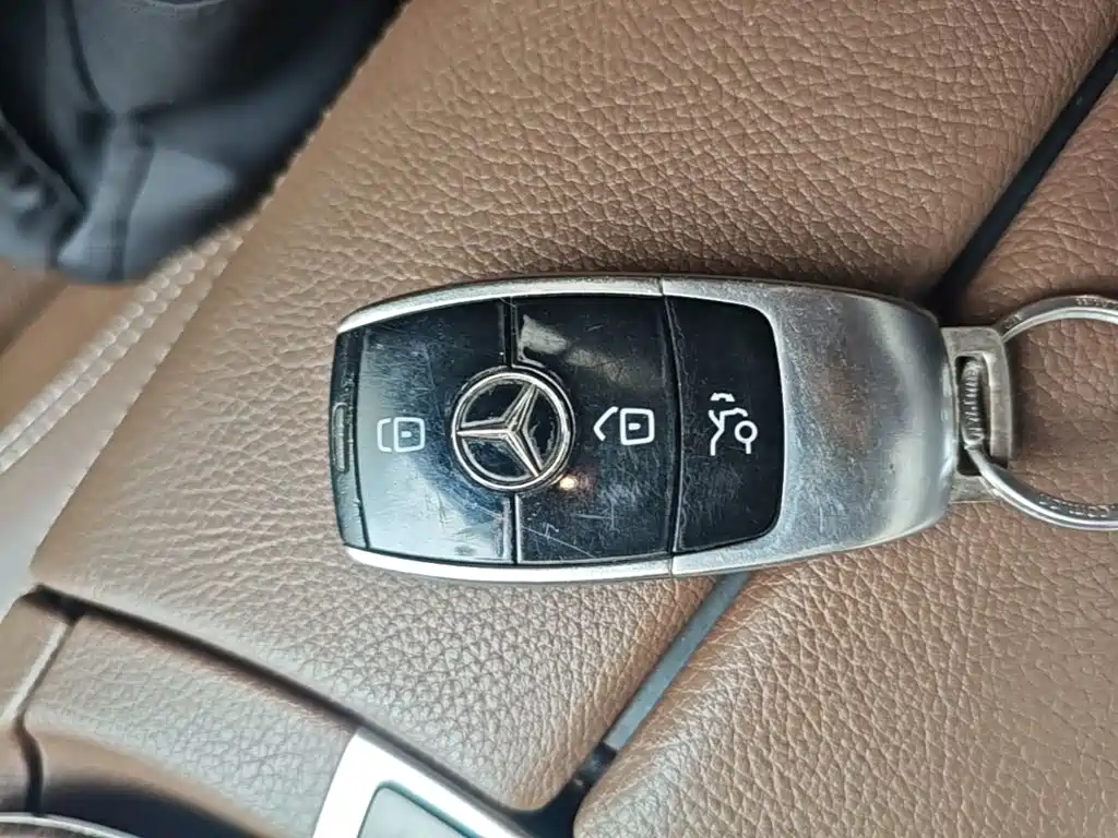Mercedes-Benz E-Class — миниатюра 9